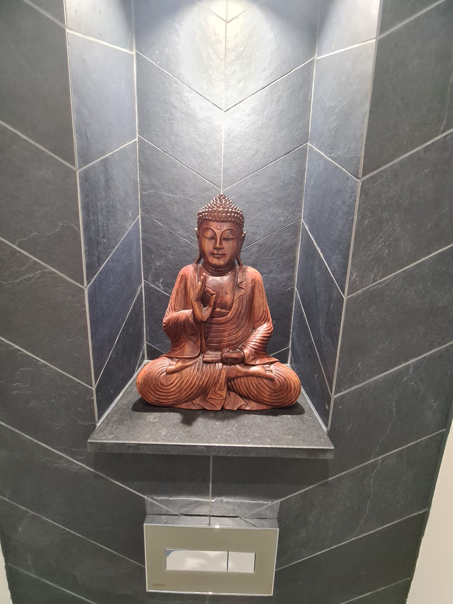 Decoratieve wandnis met chevron tegelwerk in badkamer